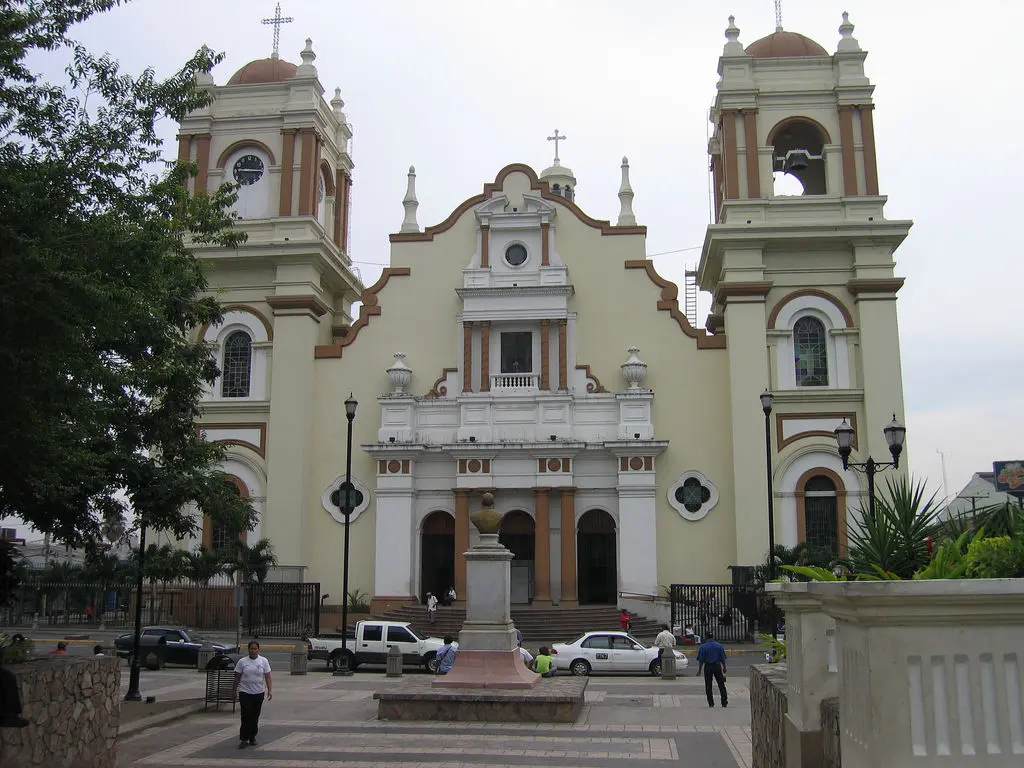 Catedral de San Pedro Sula, de fachada clara con dos torres