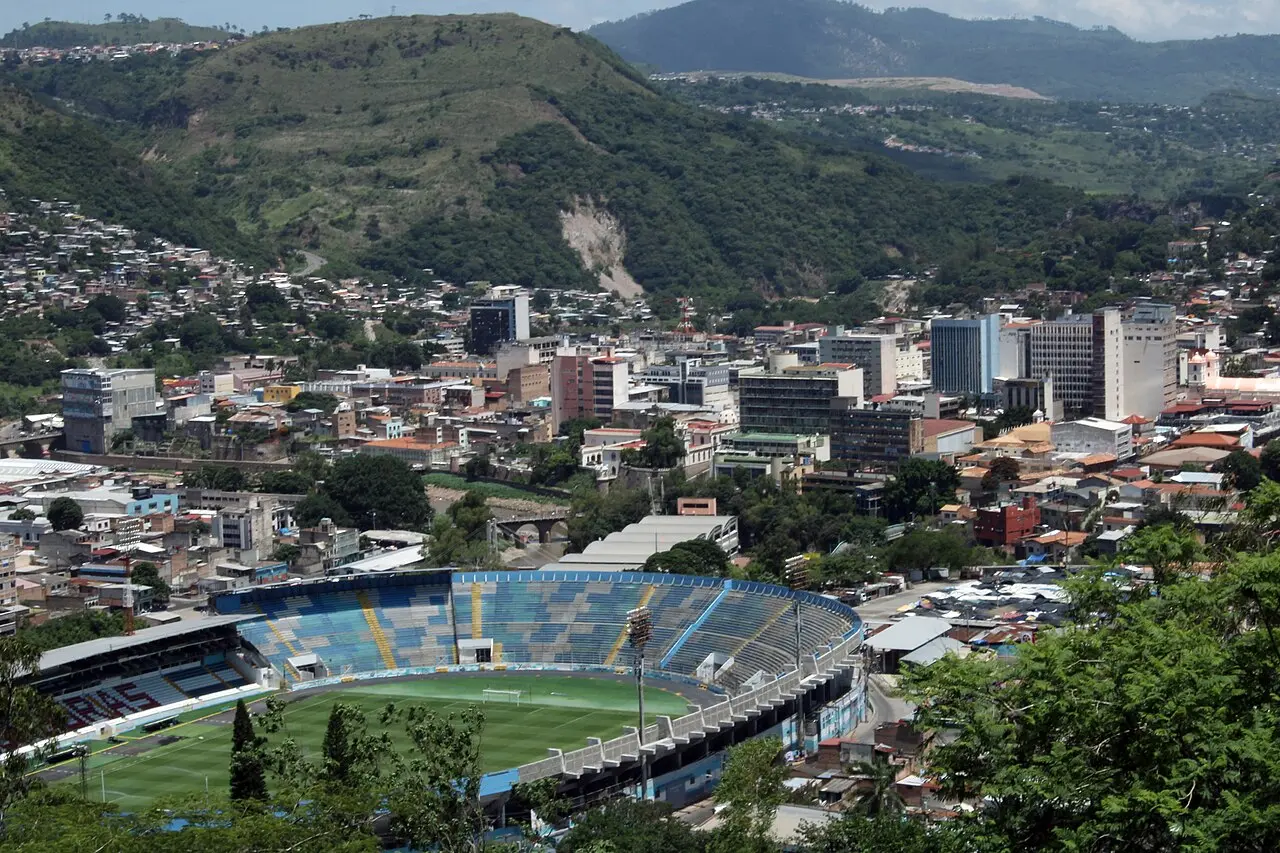 Vista del centro de Tegucigalpa y Comayagüela con el Estadio Nacional y los cerros al fondo