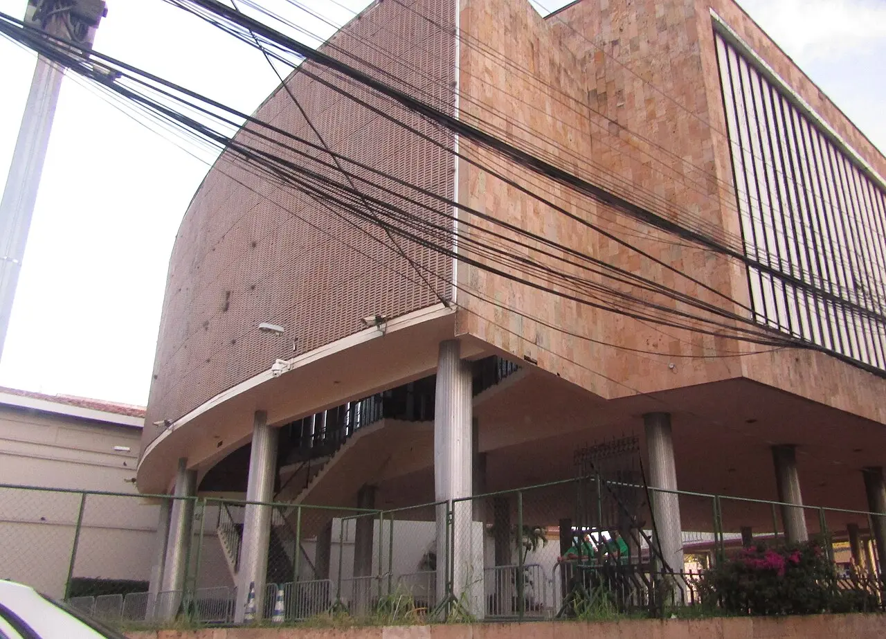 Edificio del Congreso Nacional en Tegucigalpa, con fachada de piedra rosada sobre columnas y cables eléctricos al frente