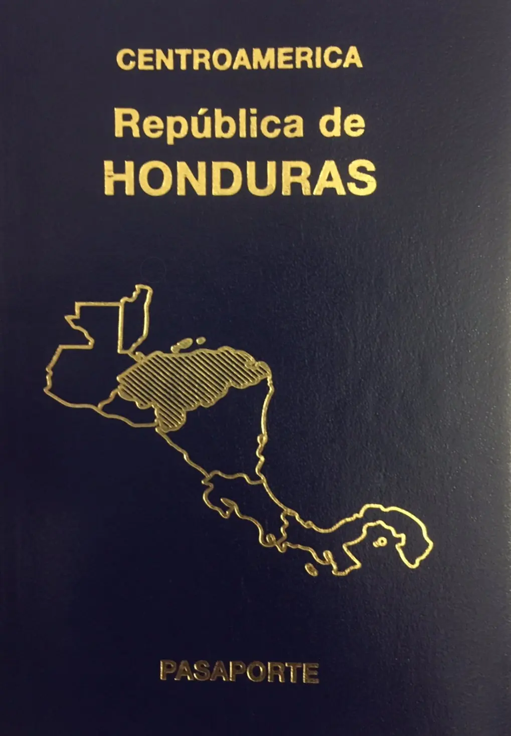 Pasaporte hondureño de tapa azul con el mapa de Centroamérica en dorado